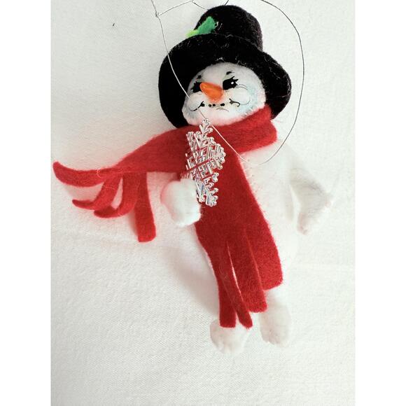 Annalee Snowman White Black Hat Red Scarf Snow Flake Snowman Ornament 2013 - Picture 3 of 9